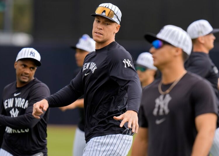 New York Yankees outfielder Aaron Judge, center, stretches during a spring training baseball workout Thursday, Feb. 20, 2025, in Tampa, Fla.