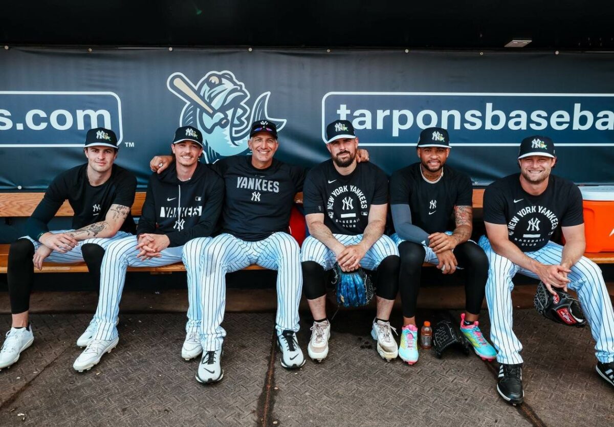Andy Pettitte está con las estrellas de la rotación de los Yankees Cam Schlittler, Max Fried, Carlos Rodon, Luis Gil y Gerrit Cole en el campamento de Entrenamiento de Primavera 2026 de los Yankees en Tampa, Fl.