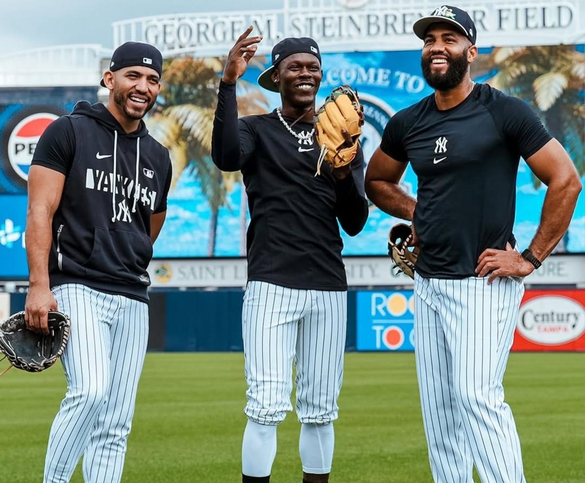 José Caballero, Jazz Chisholm Jr. y Amed Rosario en el campo de entrenamiento de primavera de los Yankees de Nueva York en Tampa, Fl. 14 de febrero de 2026. 