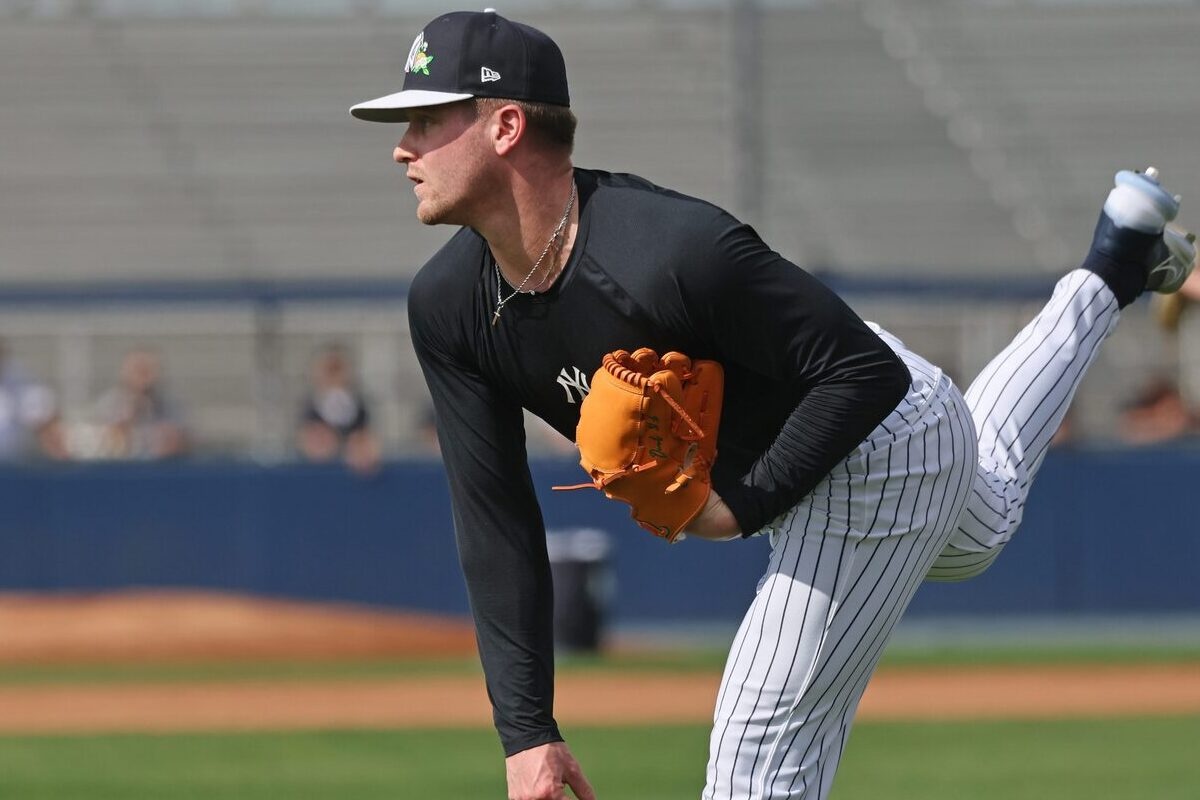 Cade Winquest lanza su nuevo sinker en el campo de entrenamiento de primavera de los Yankees de Nueva York en Tampa, Fl. 11 de febrero de 2026. 