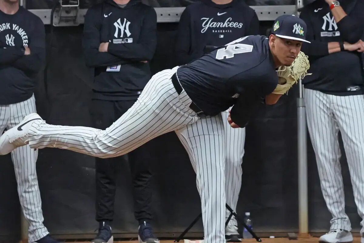 El prospecto de los Yankees Carlos Lagrange realiza un lanzamiento durante su sesión de bullpen del 14 de febrero de 2026.