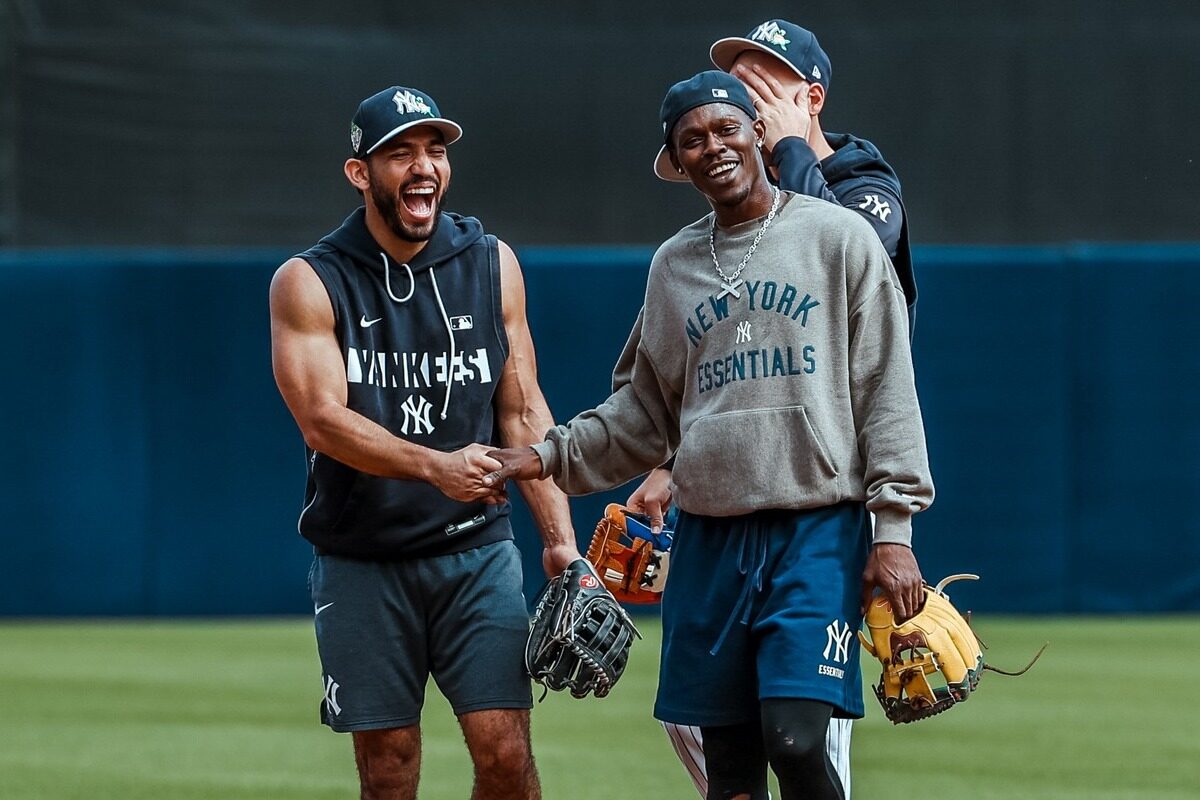 José Caballero y Jazz Chisholm bromean en el campo de entrenamiento de primavera de los Yankees de Nueva York. George M. Steinbrenner Field, Tampa, Florida, 11 de febrero de 2026. 