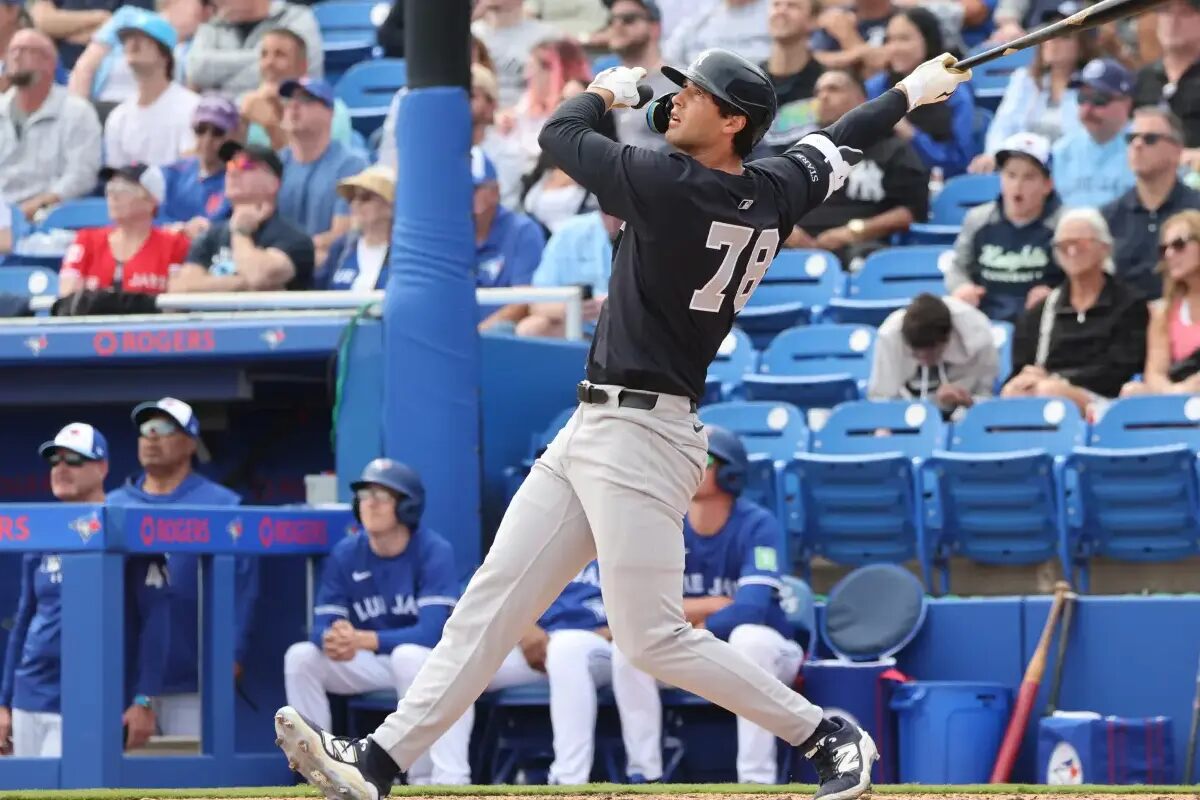 El jardinero de los Yankees de Nueva York Spencer Jones #78, batea un jonrón de 2 carreras en la 6ª entrada de un partido de Entrenamiento de Primavera el 22 de febrero de 2025.