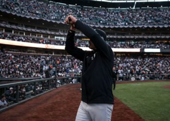 Yankees manager Aaron Boone celebrates after the 3-1 win over the Giants in San Francisco, March 28, 2026.