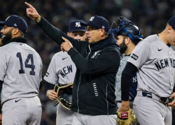 Yankees manager Aaron Boone sees off Ryan Weathers on the mound and calls bullpen. Seattle, March 31, 2026.