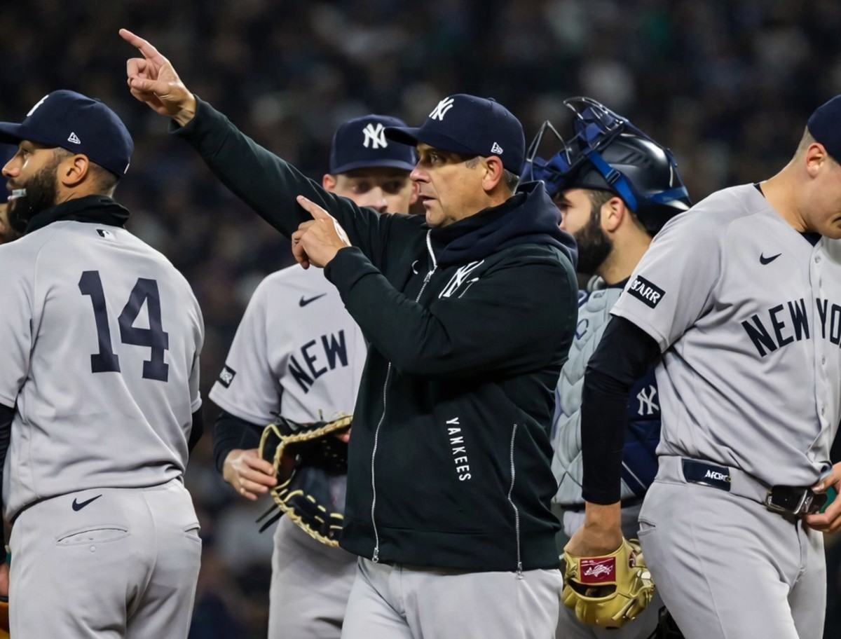 Yankees manager Aaron Boone sees off Ryan Weathers on the mound and calls bullpen. Seattle, March 31, 2026.