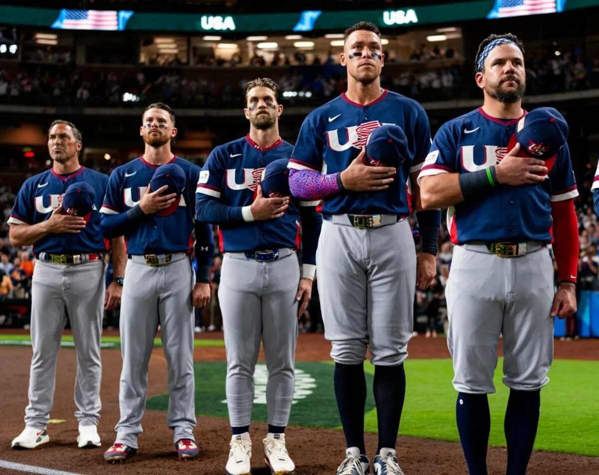 Jugadores del Equipo de EE.UU. liderados por el capitán Aaron Judge antes del partido del CMB 2026 contra Brasil en el Daikin Park, 06 de marzo, Houston, Texas.