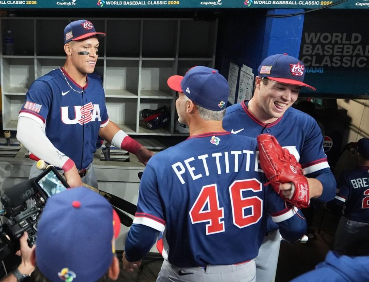 La leyenda de los Yankees Andy Pettitte y el capitán Aaron Judge celebran tras la victoria del Equipo de EE.UU. por 2-1 sobre la República Dominicana en la Semifinal del CMB, Miami, 15 de marzo de 2026.