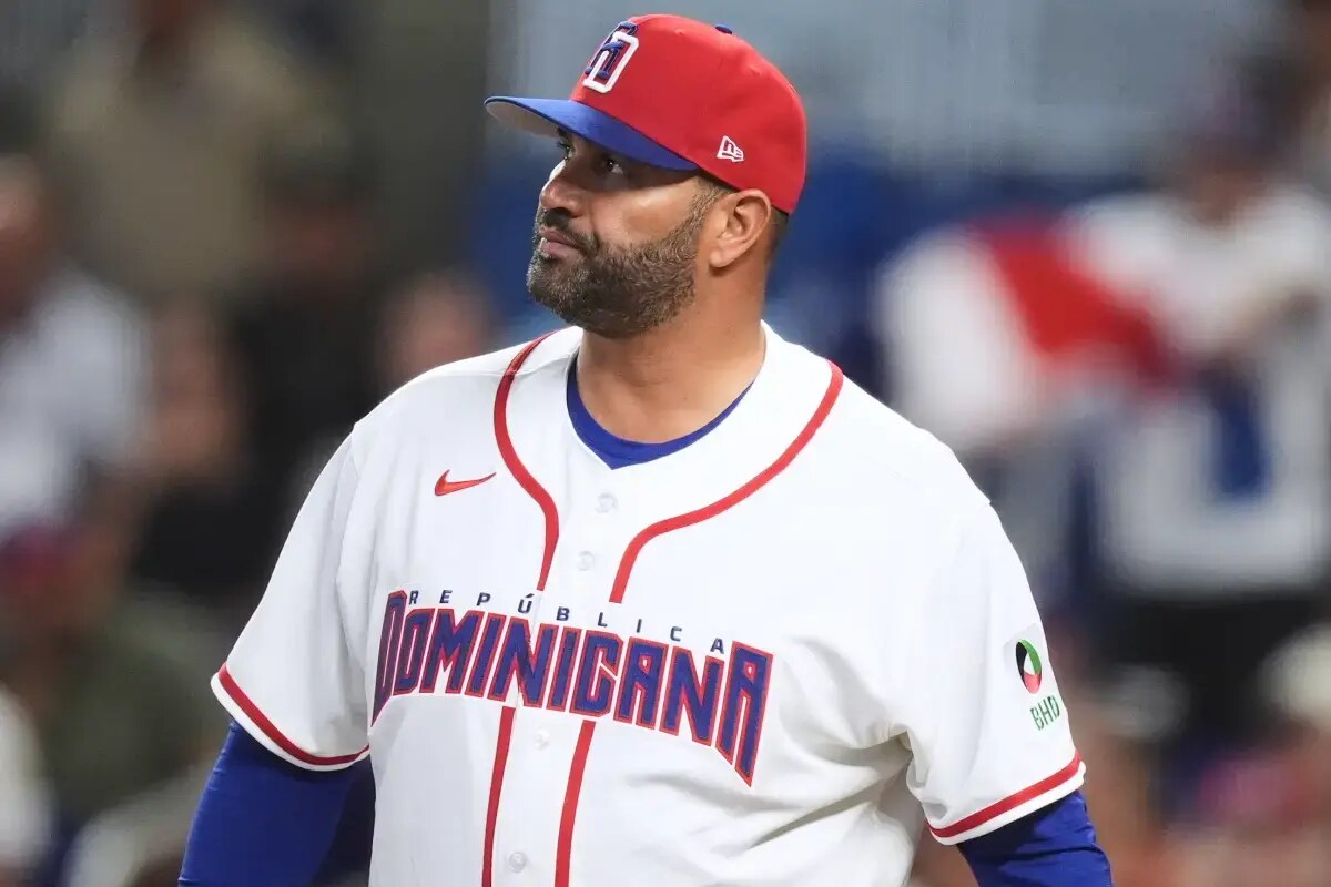 El mánager de la República Dominicana, Albert Pujols, camina por el campo durante la tercera entrada de su victoria sobre Holanda el 8 de marzo de 2026, en Miami.  