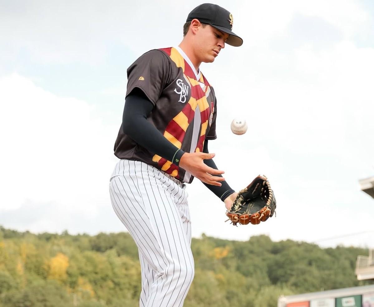 Brendan Beck, lanzador en ciernes de los Yankees, en el montículo antes de un partido de la Triple A en 2025.