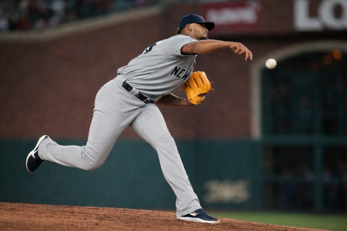 El relevista de los Yankees Camilo Doval lanza un sinker durante la octava entrada de la victoria por 3-0 sobre los Giants en San Francisco, el 27 de marzo de 2026.