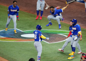 Venezuela stormed back to beat defending WBC champion Japan 8-5 at loanDepot Park to reach to the 2026 WBC semifinals.