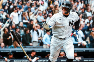 Aaron Judge enciende a los Yankees con una bomba, recibe un golpe que da miedo y lanza un mensaje de ánimo