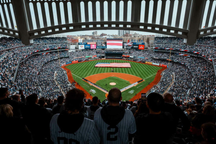 fans-stadium-new-york-yankees