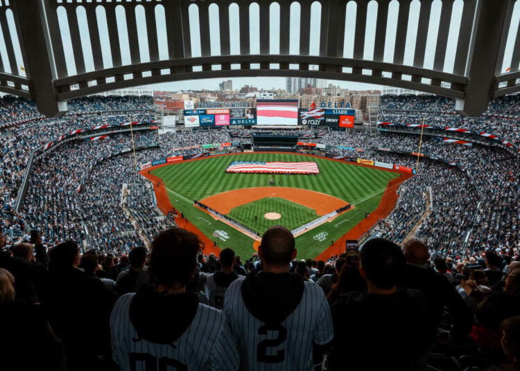 fans-stadium-new-york-yankees