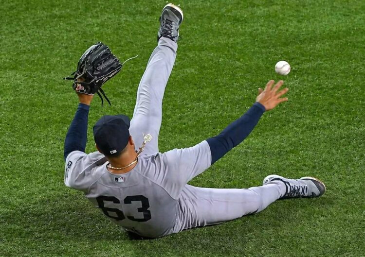 Fernanado Cruz made a back-hand throw while on the grass in the Yankees' 3-2 nail-biter win over the Rangers in Texas on Apr. 28, 2026.