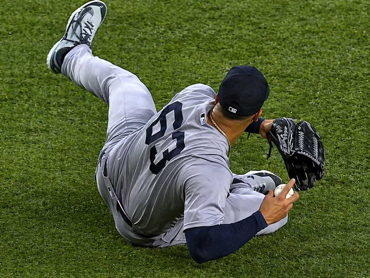 Fernanado Cruz hizo un lanzamiento de espaldas mientras estaba en la hierba en la victoria de los Yankees por 3-2 sobre los Rangers en Texas el 28 de abril de 2026.