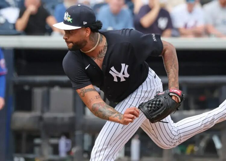 Yankees pitcher Luis Gil pitching.