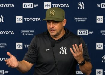 Aaron Boone talks to the reporters after the Yankees' 7-6 loss to the Mets. New York, May 17, 2026.