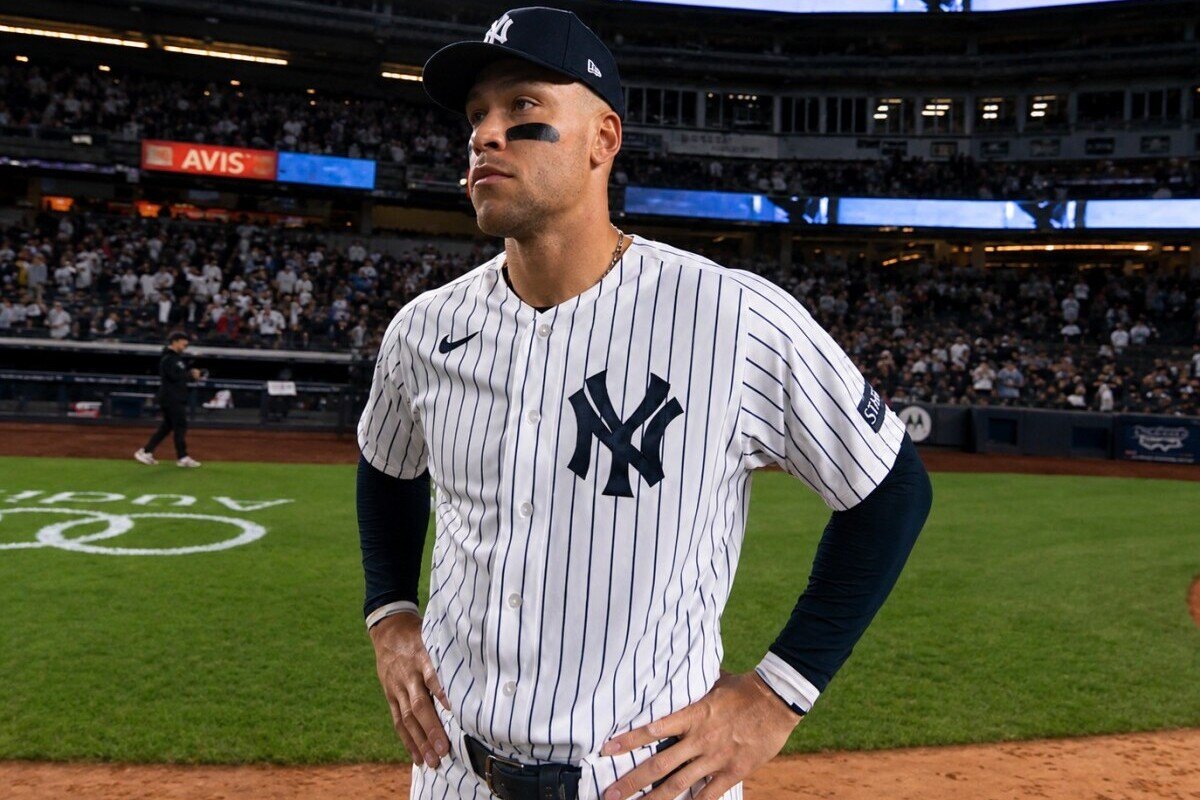 Aaron Judge mira mientras suena la famosa frase de John Sterling como homenaje tras la victoria de los Yankees por 12-1 sobre los Orioles. 4 de mayo. 2026, Nueva York.  
