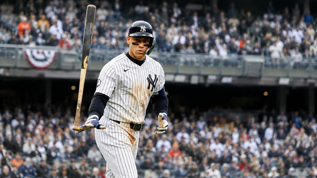 Aaron Judge lanzó el bate después de batear el jonrón de walk-off en la victoria de los Yankees por 2-0 sobre los Rays, Nueva York, 24 de mayo de 2026.