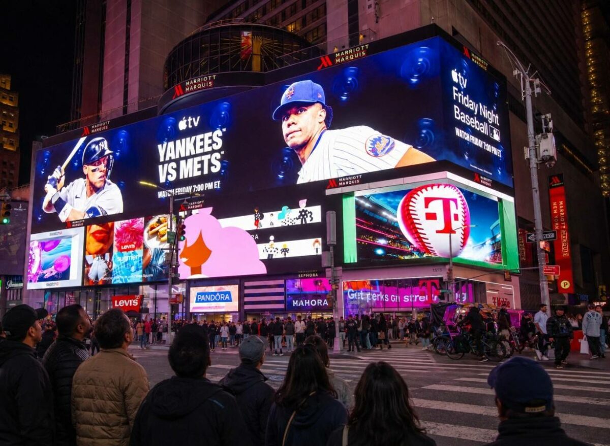 Apple TV+ anuncia la retransmisión en directo del partido Yankees-Mets Subway Series en una pantalla de cartelera de Times Square, Nueva York, 15 de mayo de 2026.