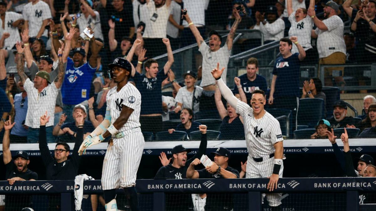 Aaron Judge celebra después de que Jazz Chisholm Jr. bateara un jonrón decisivo en la victoria de los Yankees por 7-6 sobre los Blue Jays, Nueva York, 18 de mayo de 2025.