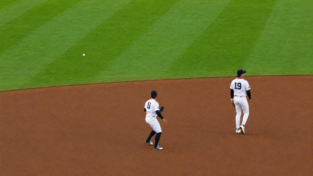 Yankees' Ryan McMahon and Anthony Volpe put together a defensive mistale allowing the Blue Jays a double in 2-0 loss, New York, May 22, 2026.