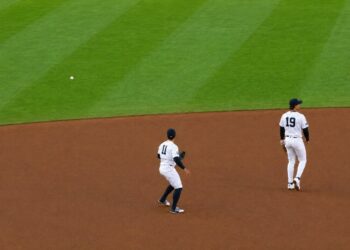 Yankees' Ryan McMahon and Anthony Volpe put together a defensive mistale allowing the Blue Jays a double in 2-0 loss, New York, May 22, 2026.