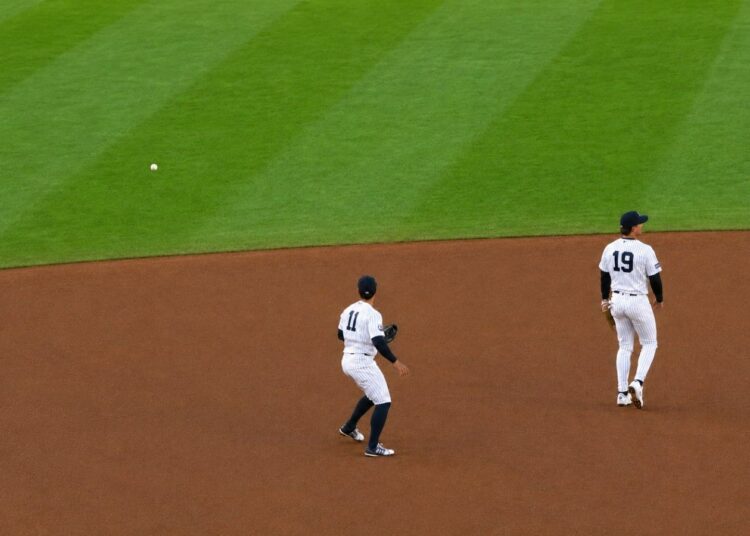 Yankees' Ryan McMahon and Anthony Volpe put together a defensive mistale allowing the Blue Jays a double in 2-0 loss, New York, May 22, 2026.