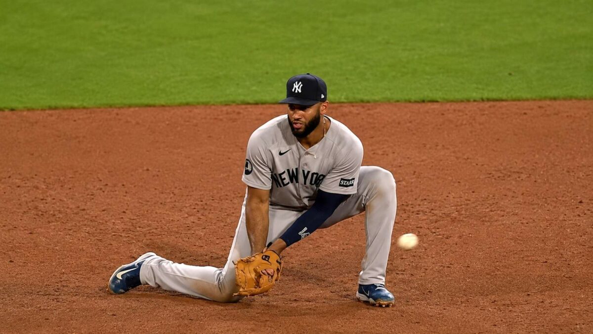 La pelota se coló entre las piernas de Amed Rosario en la quinta entrada del partido que los Yankees perdieron por 6-3 ante los Red Sox, en Boston, el 26 de junio de 2026.
