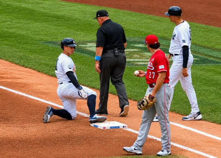 Anthony Volpe argues with umpire Brian O'Nora after picked up at first base in the Yankees' 4-1 loss to the Reds, New York, Jun 21, 2026.