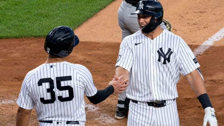 Cody Bellinger congratulates Paul Goldschmidt after his home run in the Yankees' 12-2 win over the White Sox, New York, Jun 16, 2026.