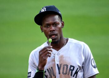 Jazz Chisholm is having a blow pop at the second base during the Yankees' 5-3 loss to the Tigers, Detroit, Jun 22, 2026.