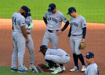 Jazz Chisholm is trying to bury a dirt cam during the Yankees' 5-3 loss to the Tigers, Detroit, Jun 22, 2026.