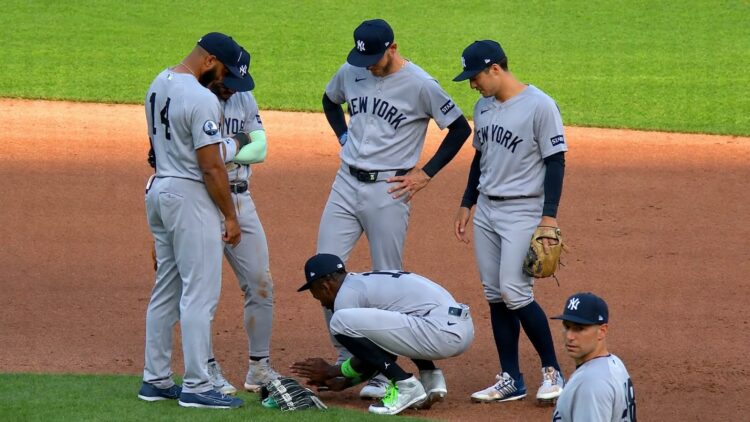 Jazz Chisholm is trying to bury a dirt cam during the Yankees' 5-3 loss to the Tigers, Detroit, Jun 22, 2026.
