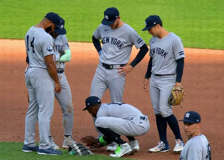 Jazz Chisholm is trying to bury a dirt cam during the Yankees' 5-3 loss to the Tigers, Detroit, Jun 22, 2026.