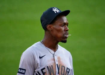 El momento «Blow Pop» de Jazz Chisholm desata una tormenta en los Yankees, con Boone en el punto de mira