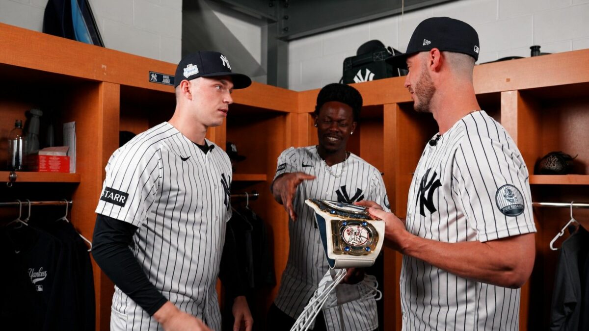 Ben Rice, Jazz Chisholm y Cody Bellinger en los vestuarios tras la derrota de los Yankees por 6-1 ante los Medias Rojas en Nueva York, el 7 de junio de 2026.