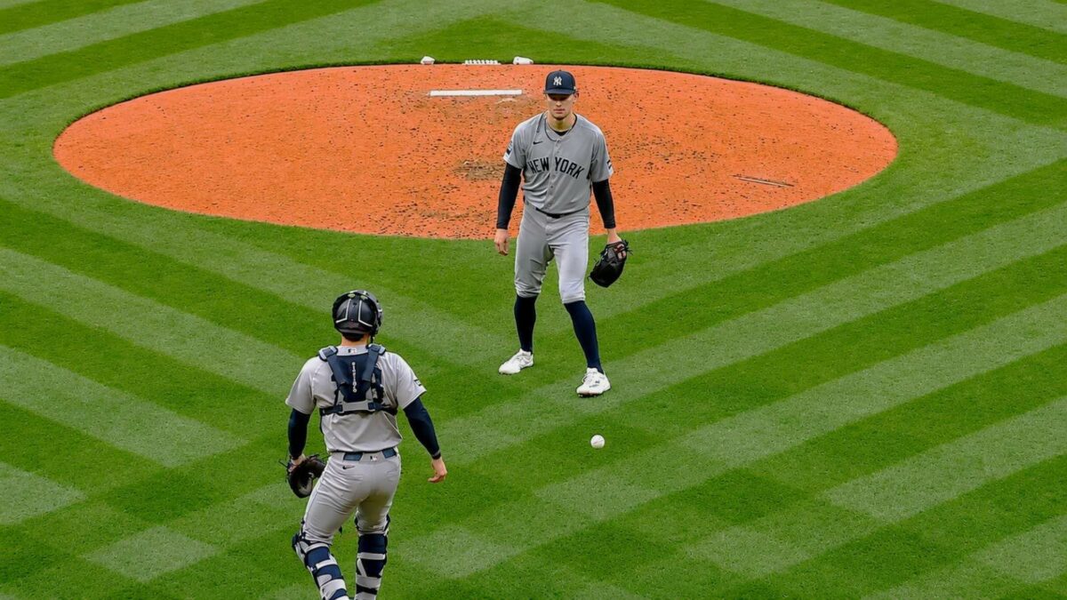 La pelota cayó entre Cam Schlittler y Austin Wells en la segunda entrada del partido que los Yankees perdieron por 6-3 ante los Red Sox, en Boston, el 26 de junio de 2026.
