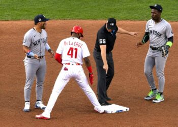 Ump Brennan Miller's intentional-drop ruling denied Jose Caballero a double play in the fourth in the Yankees' 3-1 win over the Phillies, Philadelphia, July 25, 2026.