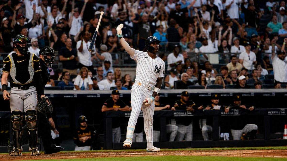 Jazz Chisholm celebra tras batear su segundo jonrón en la victoria de los Yankees por 8-5 sobre los Pirates, en Nueva York, el 20 de julio de 2026.