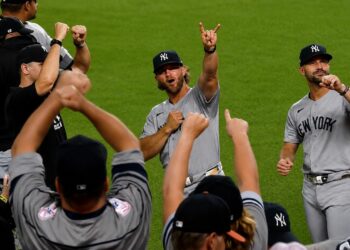 Manager Aaron Boone and coaches celebrated with fans after the Yankees' 5-3 win over the Orioles, Baltimore, August 19, 2026.
