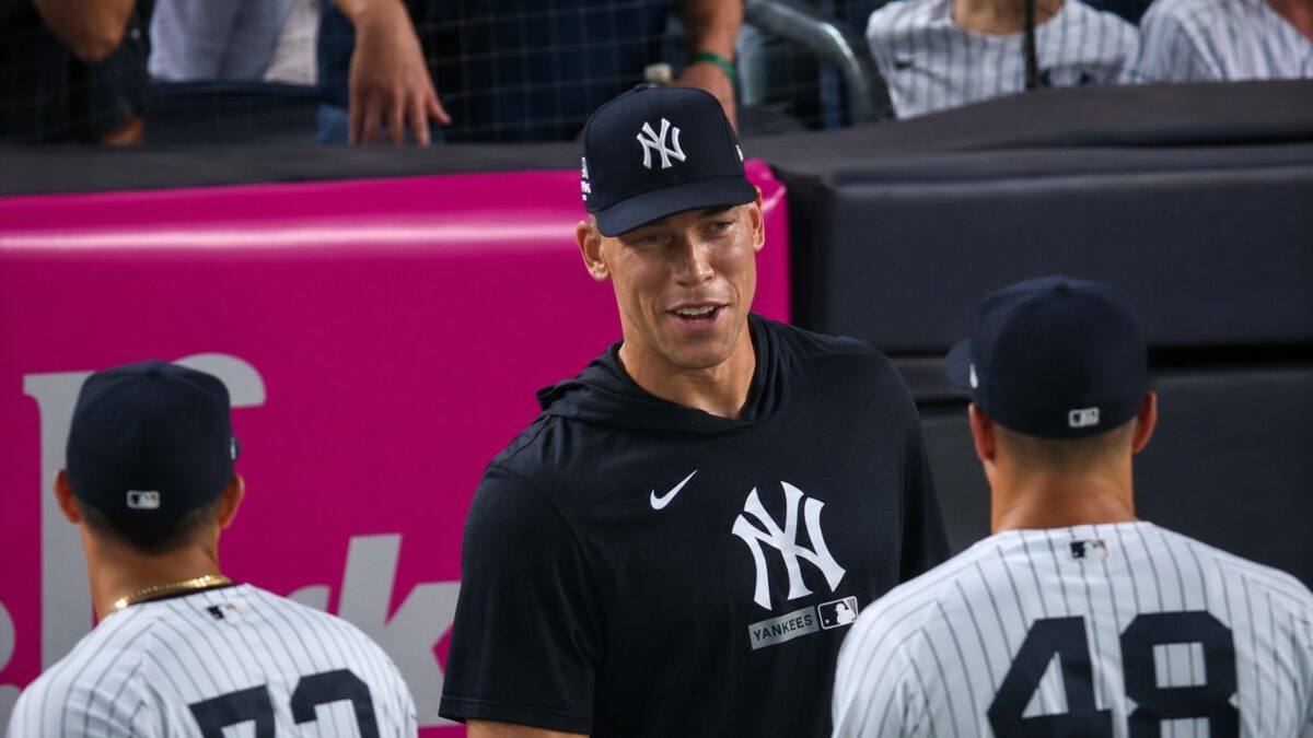 Captain Aaron Judge welcomes his teammates after the Yankees' 3-1 win over the Orioles, , New York, August 21, 2026.