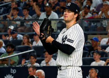 Cam Schlittler pitched six innings with only 1 ER in the Yankees' 3-1 win over the Blue Jays, New York, August 21, 2026.