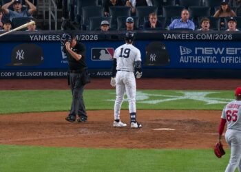 Ryan McMahon tossed his bat in anger after going down swinging in the sixth and bases loaded. The Yankees lost 3-1 to the Cardinals. New York, August 5, 2026.
