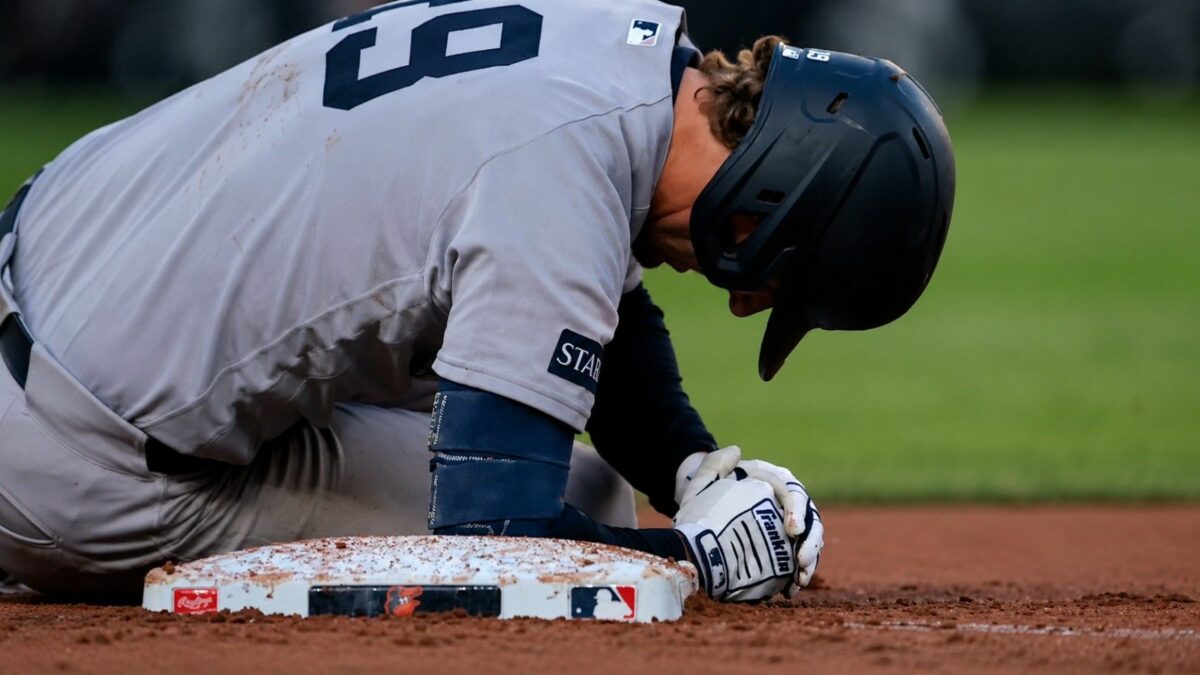 Se vio a Ryan McMahon retorciéndose de dolor durante la victoria por 5-3 de los Yankees sobre los Orioles, en Baltimore, el 19 de agosto de 2026.