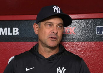 Aaron Boone speaks to reporter ahead of the Yankees' 9-2 win over the Diamondbacks in Phoenix, Arizona, September 18, 2026.