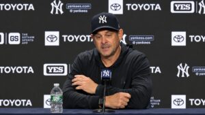 Perdiendo terreno: Boone se ve obligado a mantener conversaciones privadas con Judge mientras los Yankees se afanan por restablecer el orden