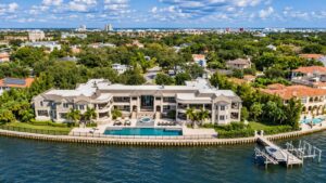 La mansión abandonada de Derek Jeter en Tampa sigue en un extraño limbo debido a un fideicomiso oculto, años después de que se impulsara su demolición